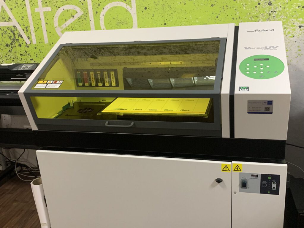 UV-Flachbettdrucker Roland LEF 200 in der Produktion von Berthold Werbetechnik